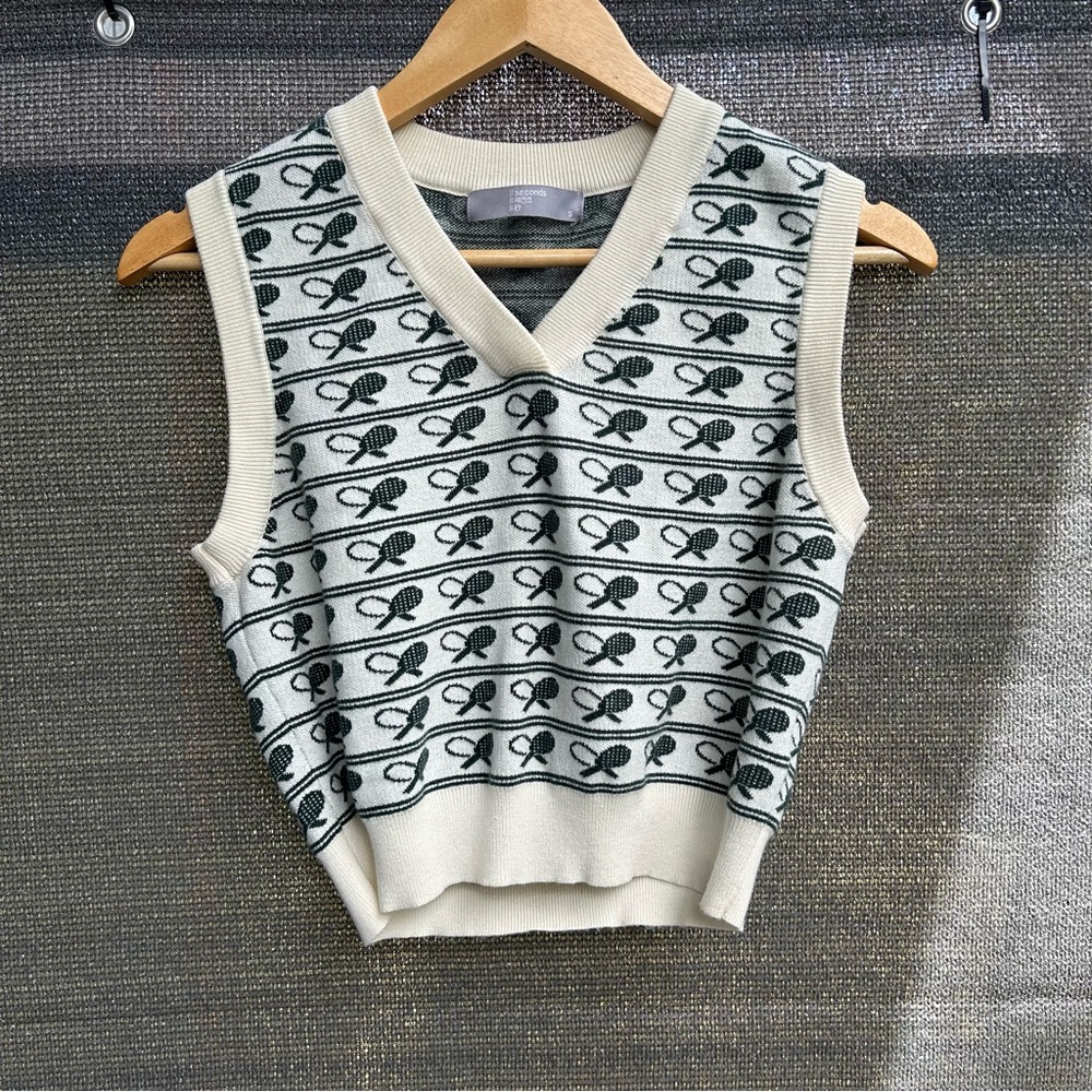 Cropped sleeveless knit tank top tennis racket pattern